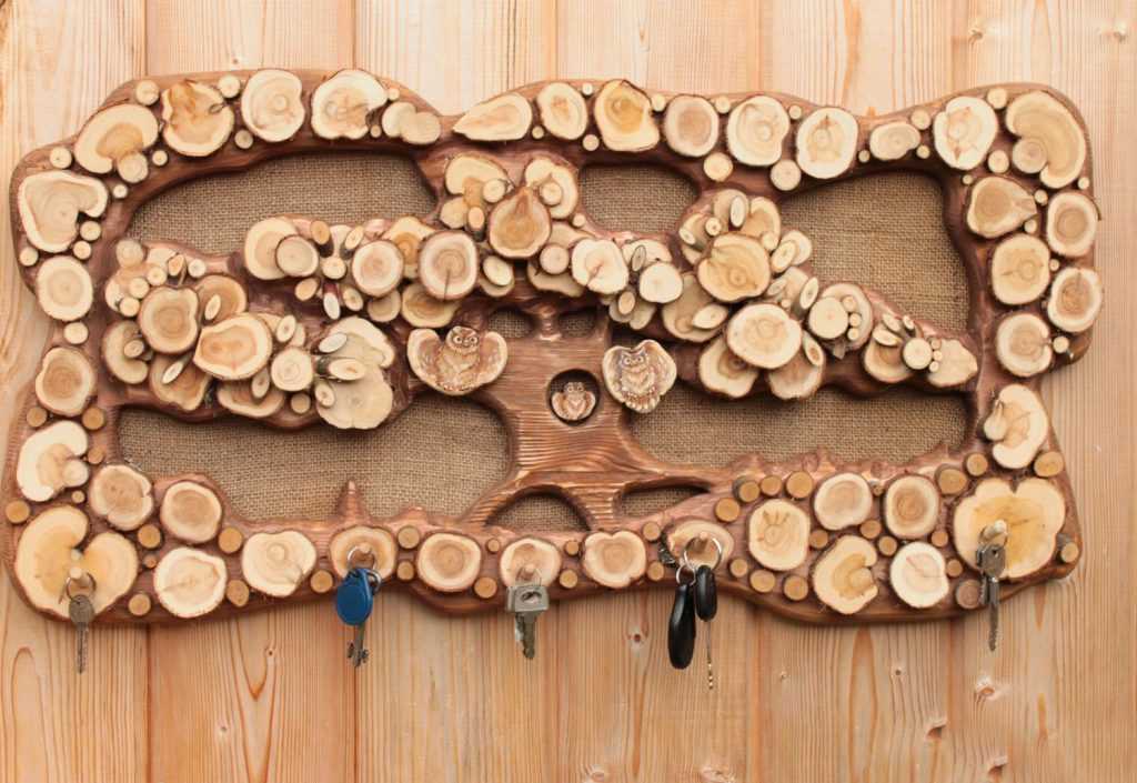 Панно из дерева на стену декоративное из брусков, резьба по дереву в интерьере
 - 13 фото