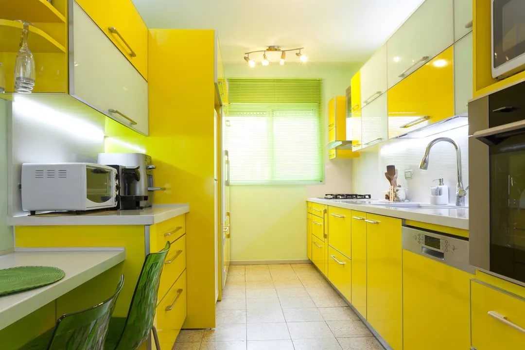 Эксклюзивный интерьер: кухня цвета лайм с разными обоями, глянцевыми гранитурами
